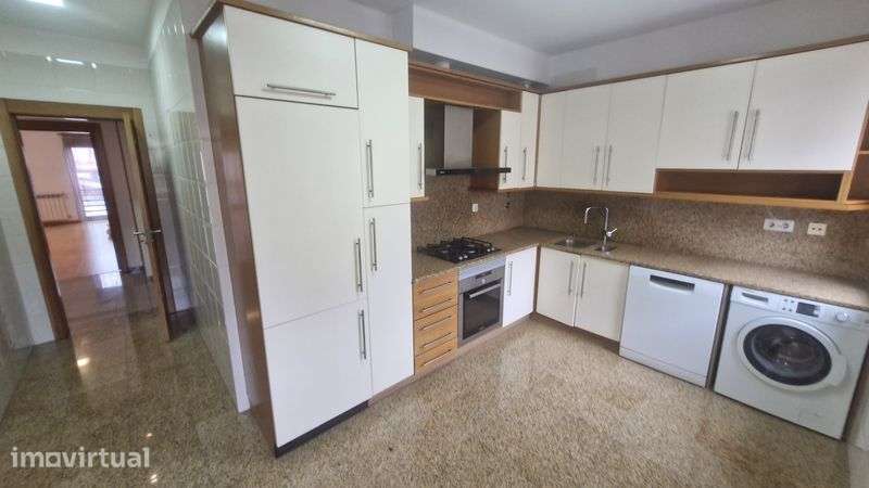 T3+1 duplex garagem 2 carroa Rua João Freitas Branco - Grande imagem: 2/6