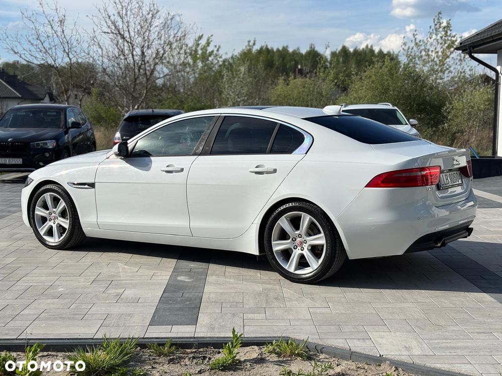 Jaguar XE 25t Prestige - 5