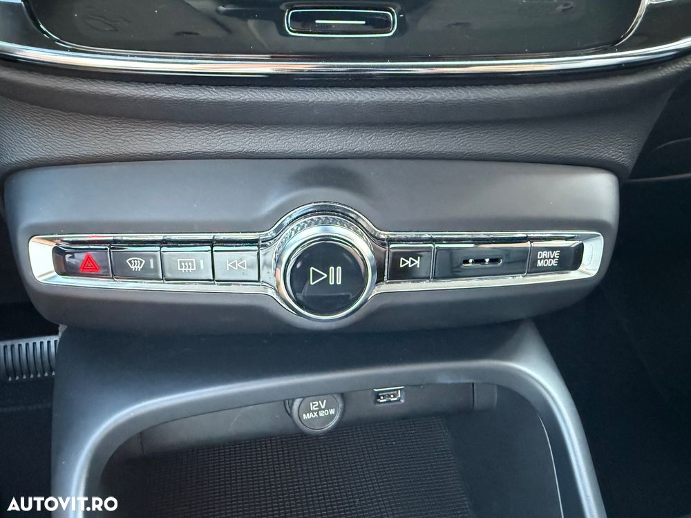 Volvo XC 40 B4 AT8 AWD Mild Hybrid Momentum Pro - 14