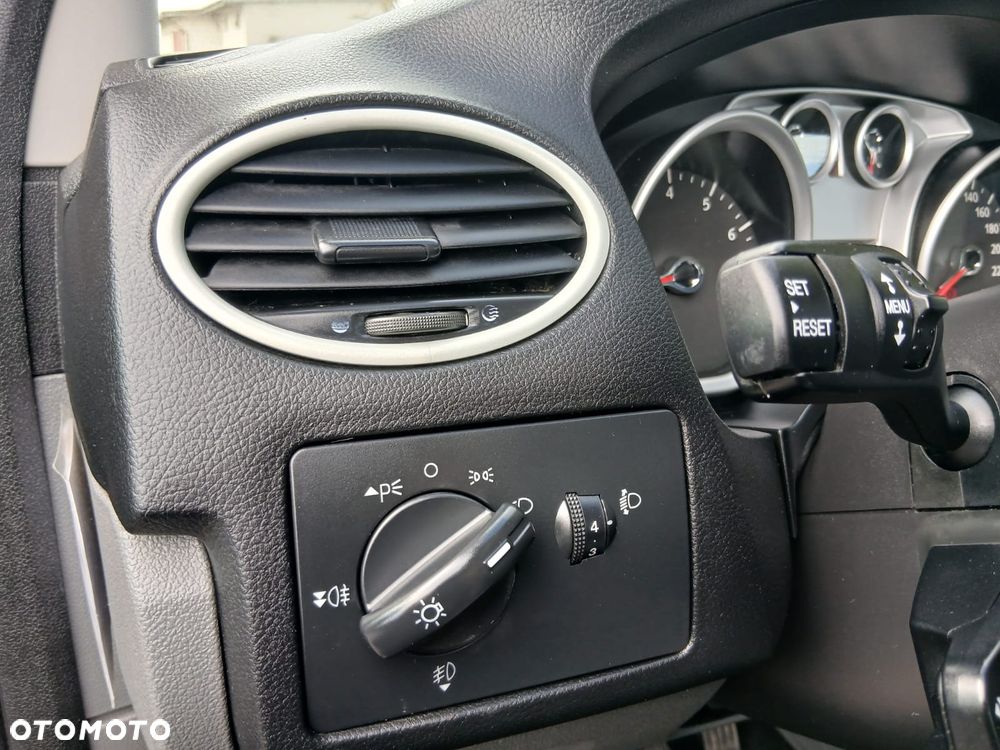 Ford Focus 1.6 16V Ambiente - 19