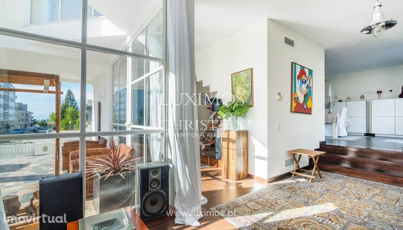 Moradia com jardim e piscina, para venda, junto à Praia de Miramar - Grande imagem: 2/16