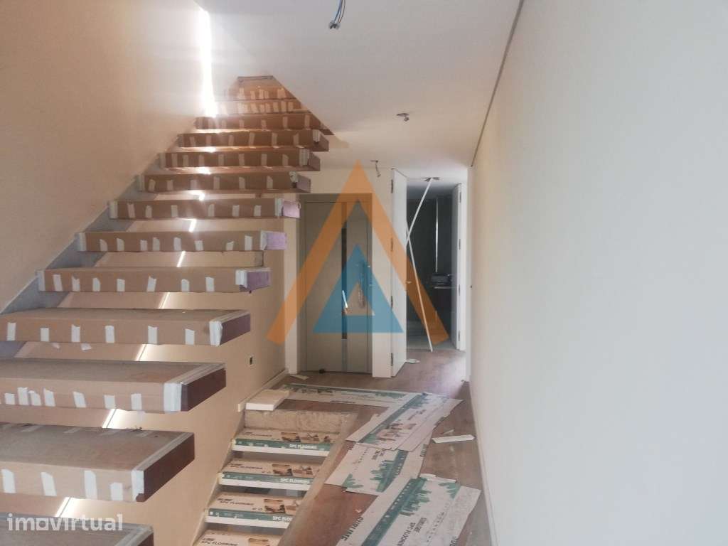 Moradia em Banda T3 Duplex - São Félix da Marinha - V. N. Gaia - Grande imagem: 3/44