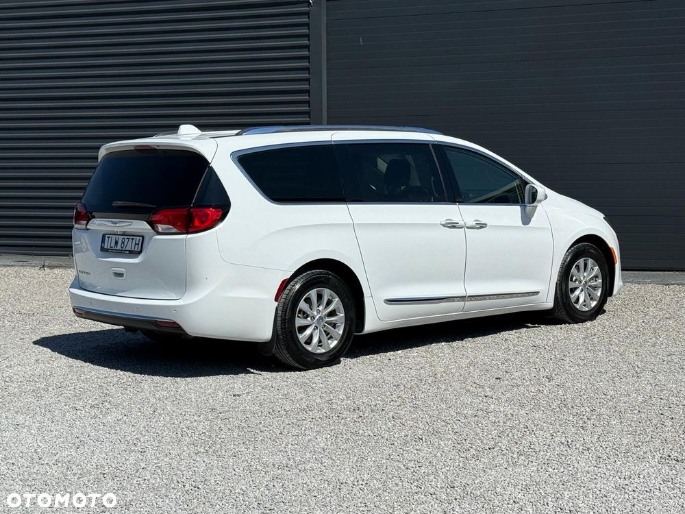Chrysler Pacifica - 15