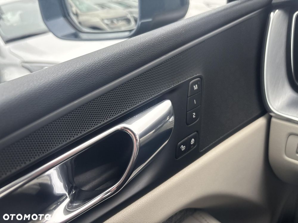 Volvo XC 60 D4 AWD Momentum - 21