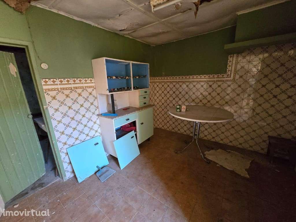 Moradia T3 com terraço, terreno e arrecadação para remodelar, Folgo... - Grande imagem: 4/26