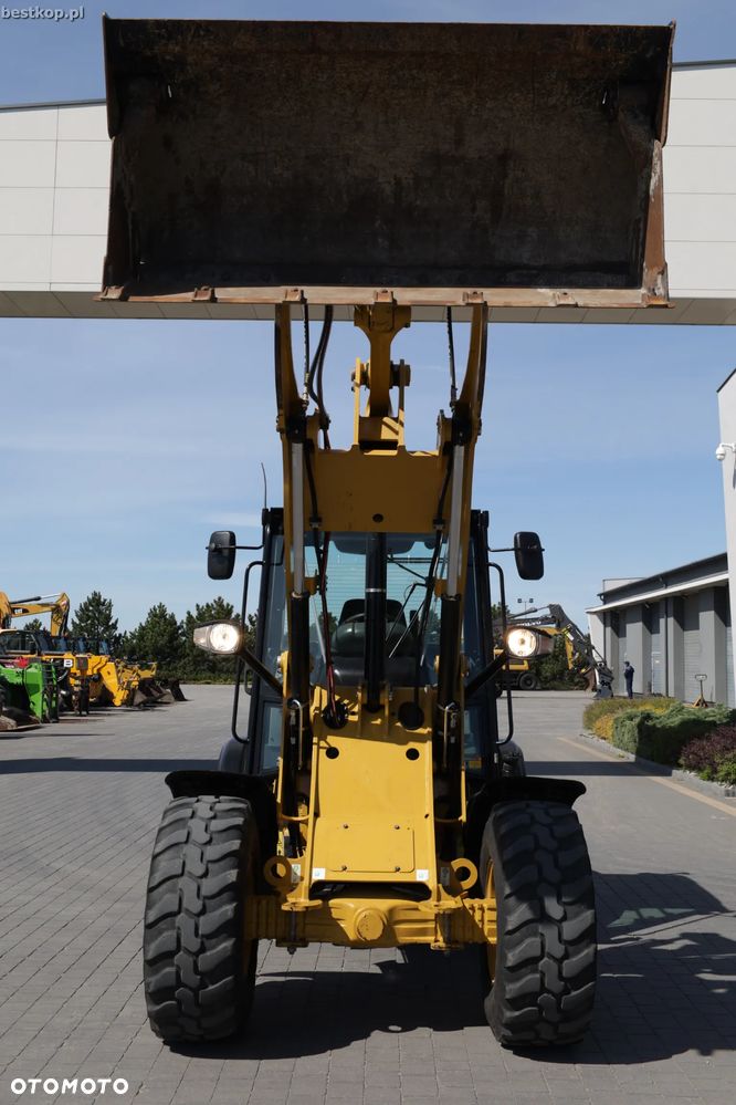 Caterpillar CAT 906M - 12
