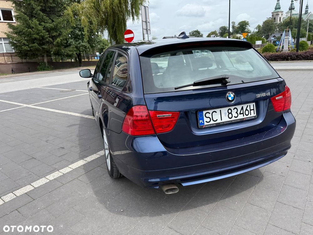 BMW Seria 3 318d DPF Touring Edition Lifestyle - 21