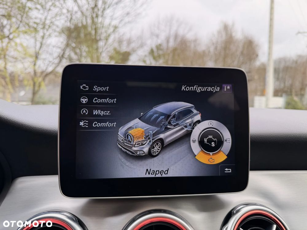 Mercedes-Benz GLA 200 7G-DCT AMG Line - 26