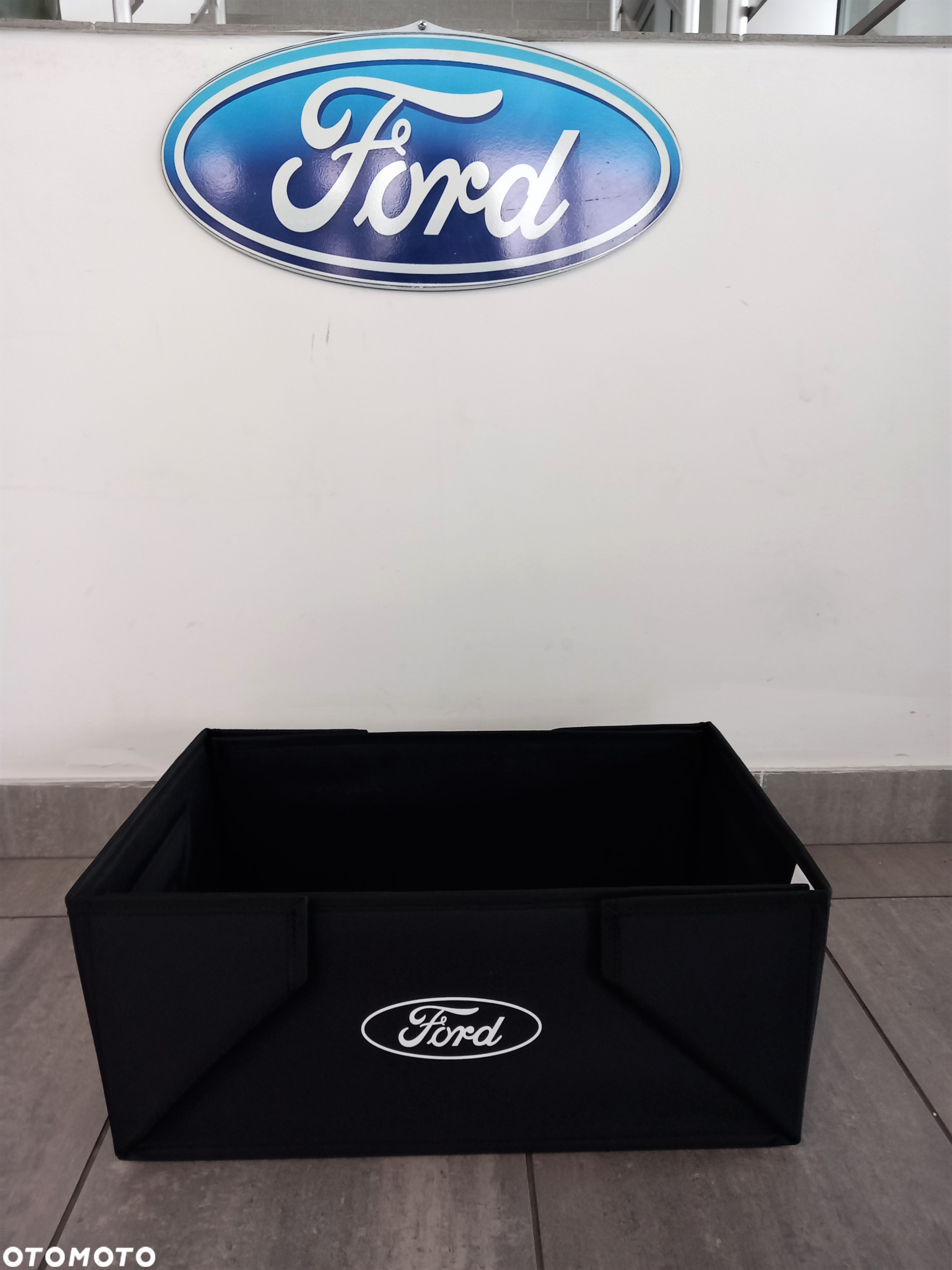 Zwijalny pojemnik transportowy materiał w kolorze czarnym, z owalnym białym logo Ford po obu stronach 2470827 - 3