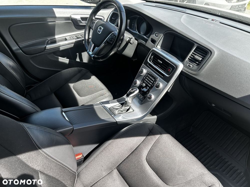 Volvo V60 Cross Country - 12