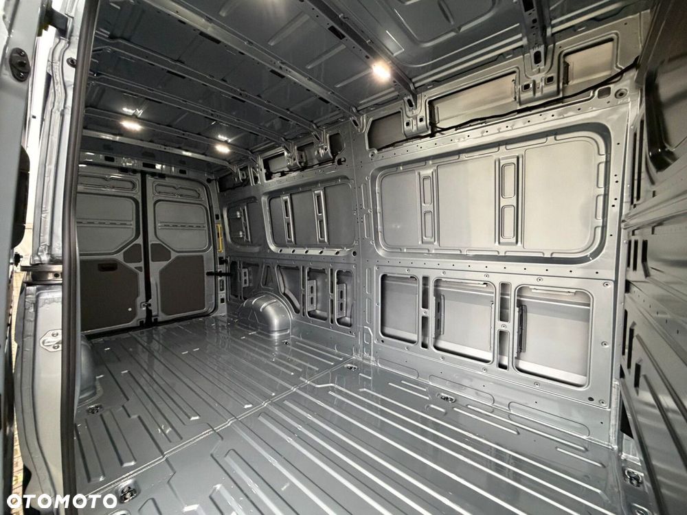 Volkswagen Crafter 35 2.0 TDI L4H3 4490 177KM AUTOMAT - 9