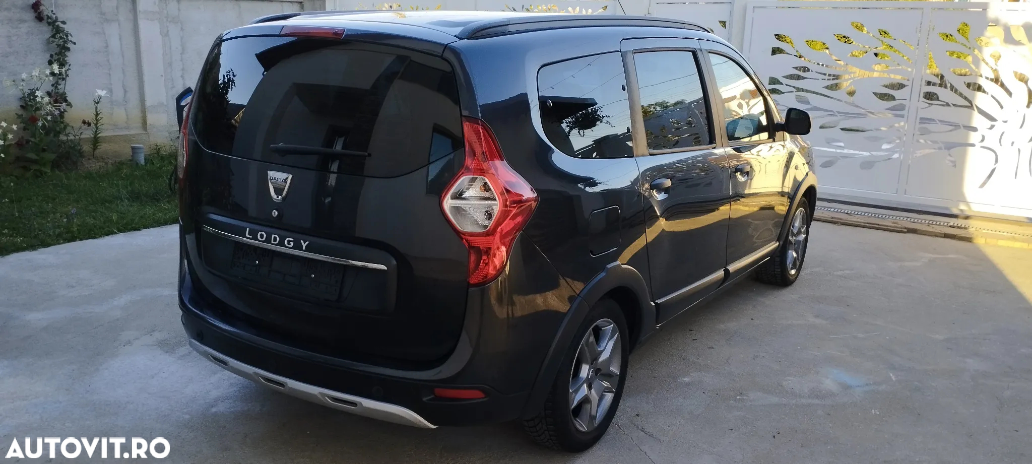 Dacia Lodgy 1.6 SCe Stepway - 4