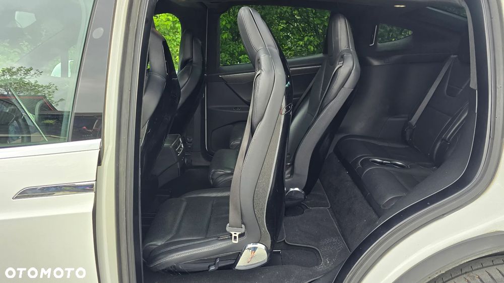 Tesla Model X - 18