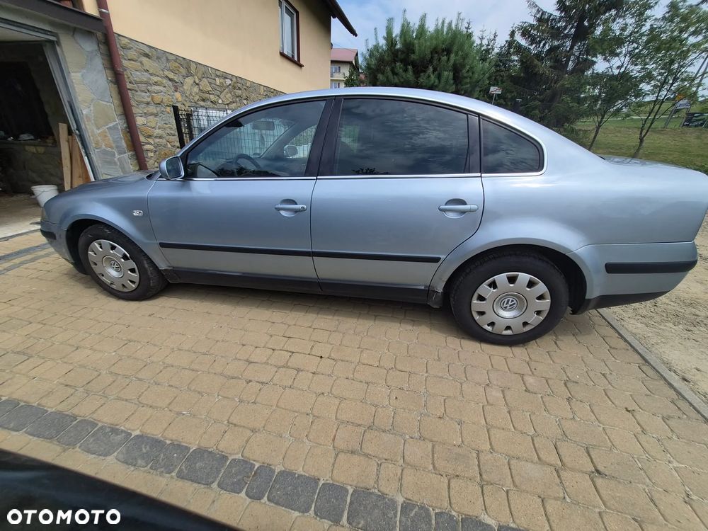 Volkswagen Passat 2.0 Basis - 1