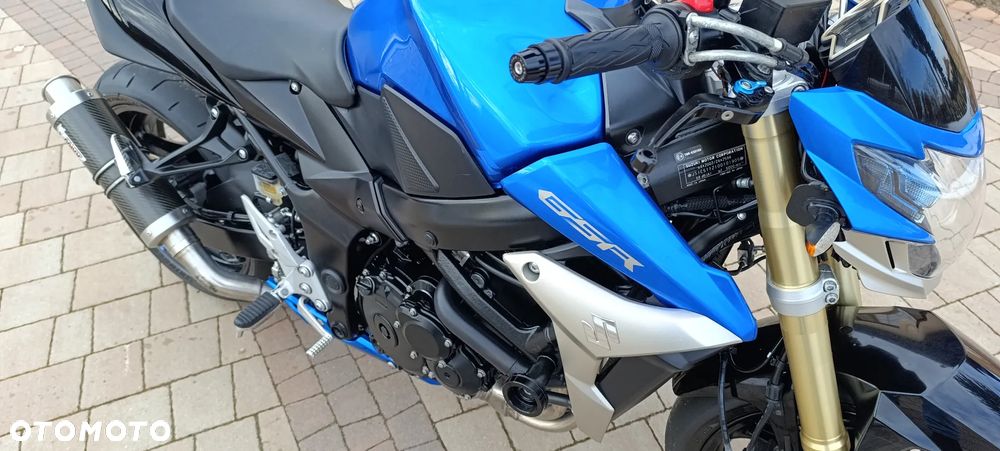 Suzuki GSR - 17