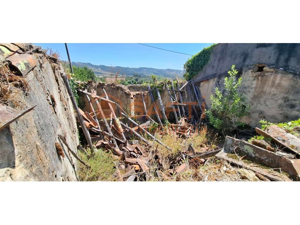 Terreno Com ruinas em Pedra para Recuperar em Aldeia Tranquila - Grande imagem: 3/5