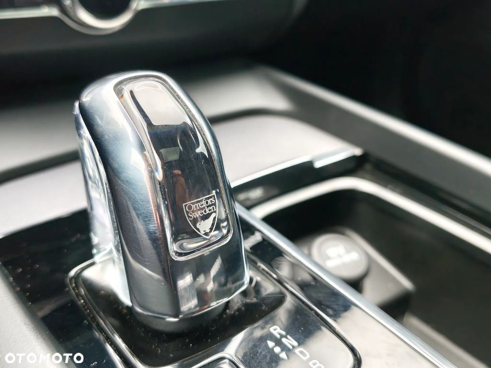 Volvo XC 60 T8 AWD Recharge Geartronic RDesign Expression - 22