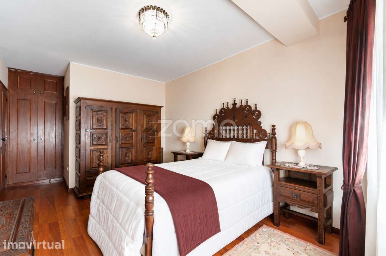 Apartamento T4, à Praça das Flores, 2 varandas, 4 arrumos - Grande imagem: 3/43