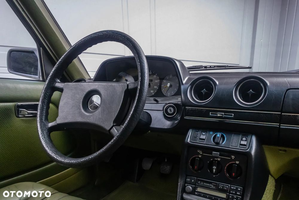 Mercedes-Benz W123 - 36