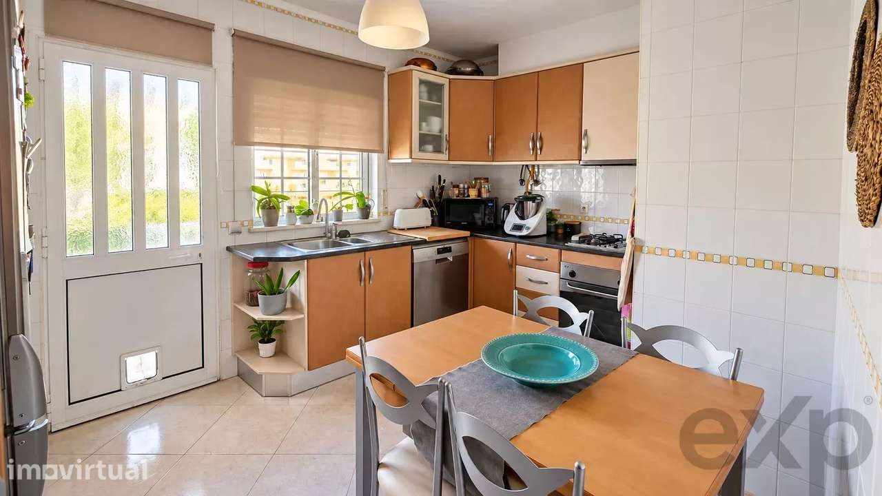 Apartamento T3 com varanda, estacionamento e boas áreas - Grande imagem: 4/26