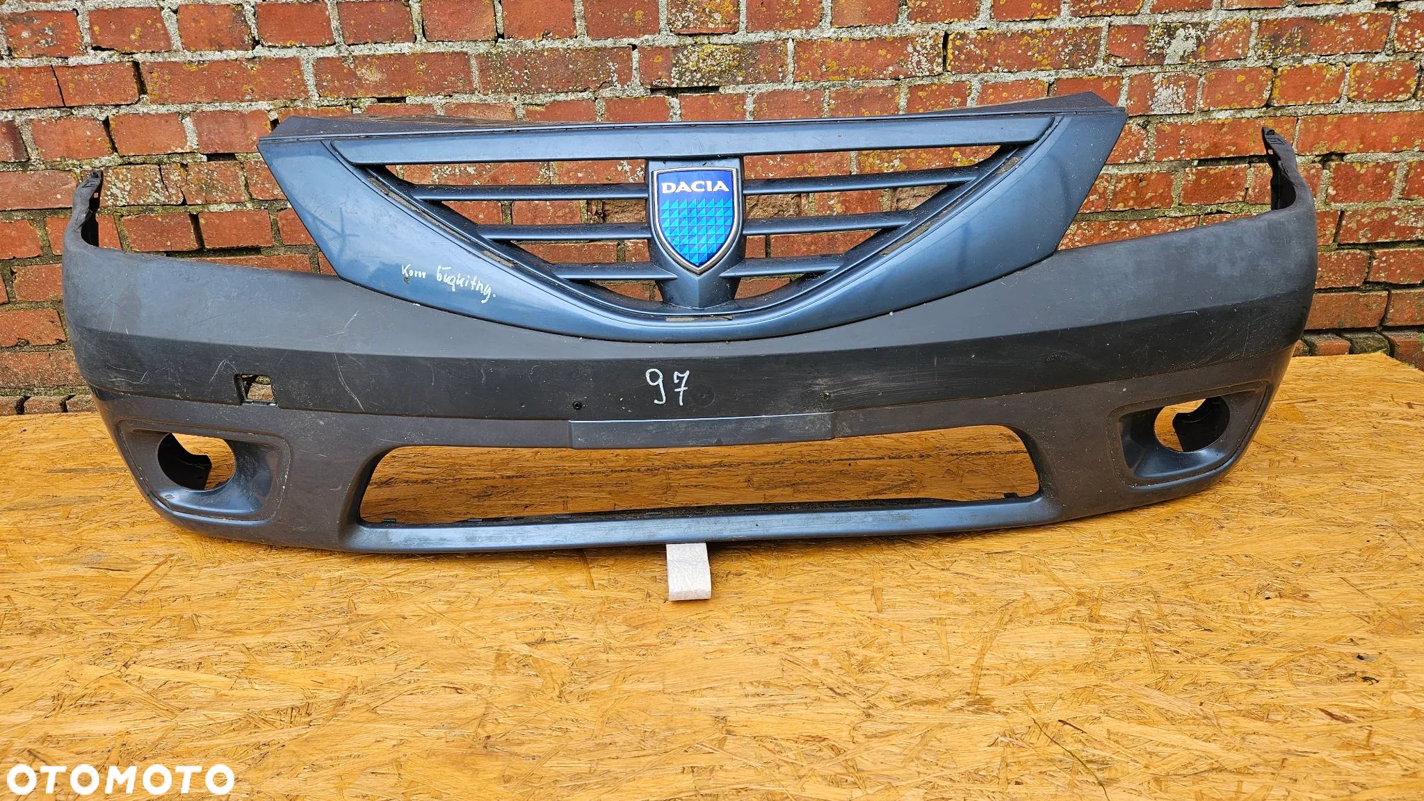 Dacia Logan 1 2004-2008 Zderzak przód Zderzak przedni z logo Znaczek - 1