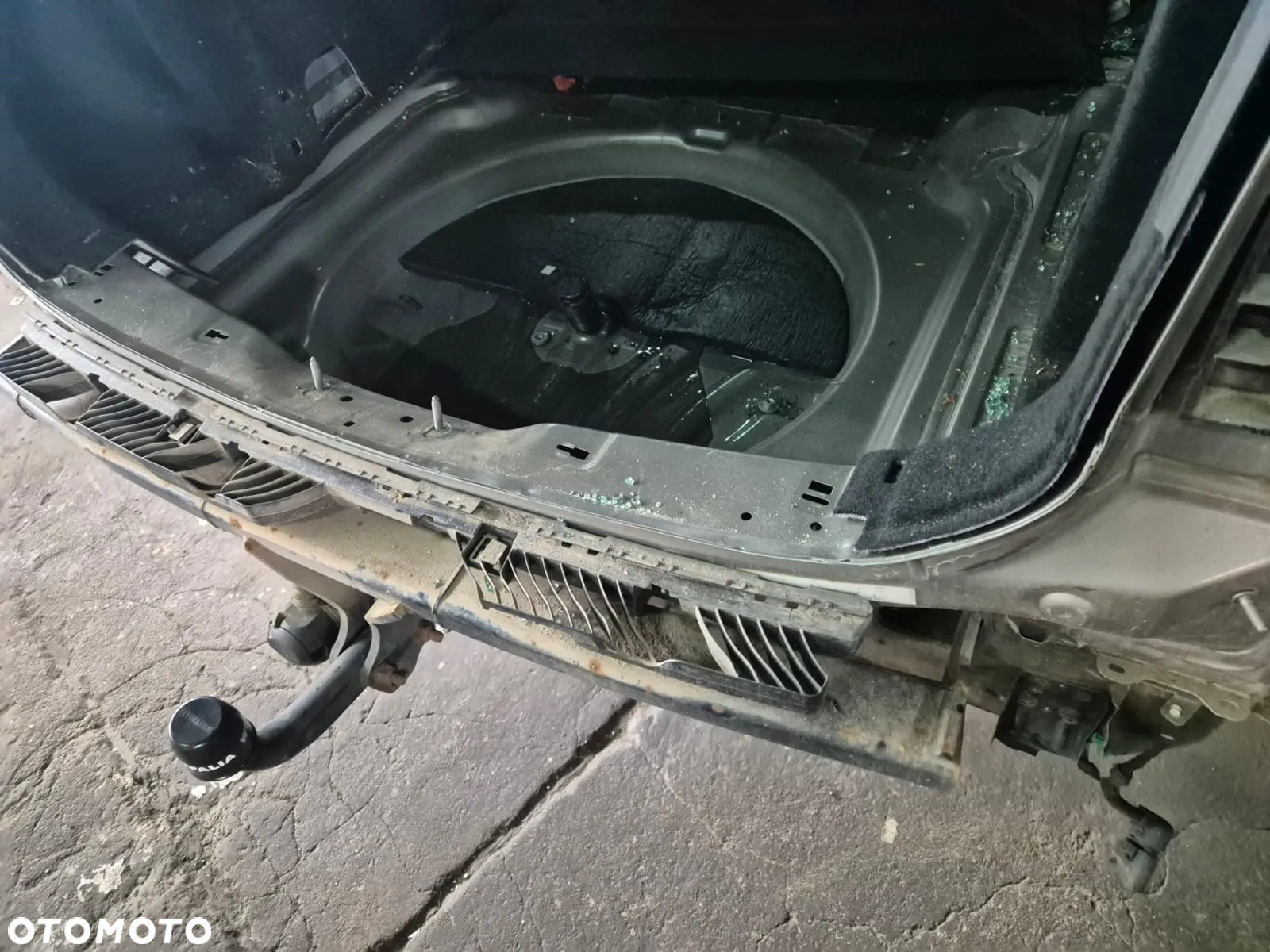 WANNA TYŁ , ĆWIARTKA VW TOURAN 5TA - 6