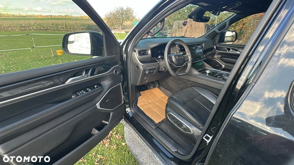 Jeep Wagoneer - 15