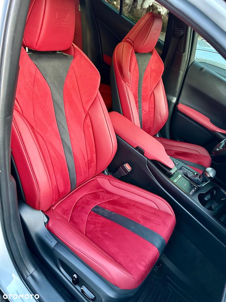 Lexus UX 250h - 36