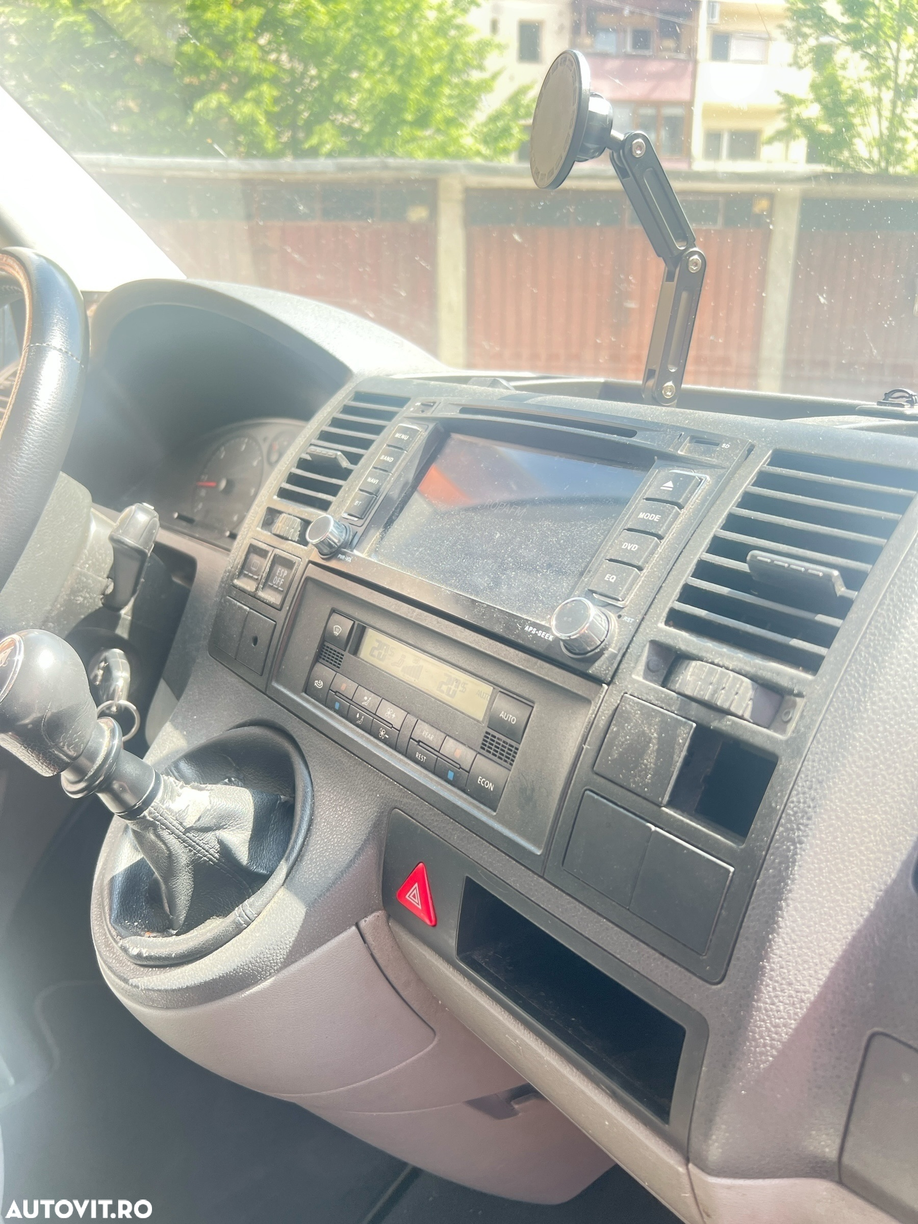 Volkswagen Caravelle - 8