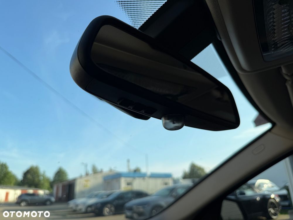 BMW Seria 5 528i xDrive Luxury Line - 31