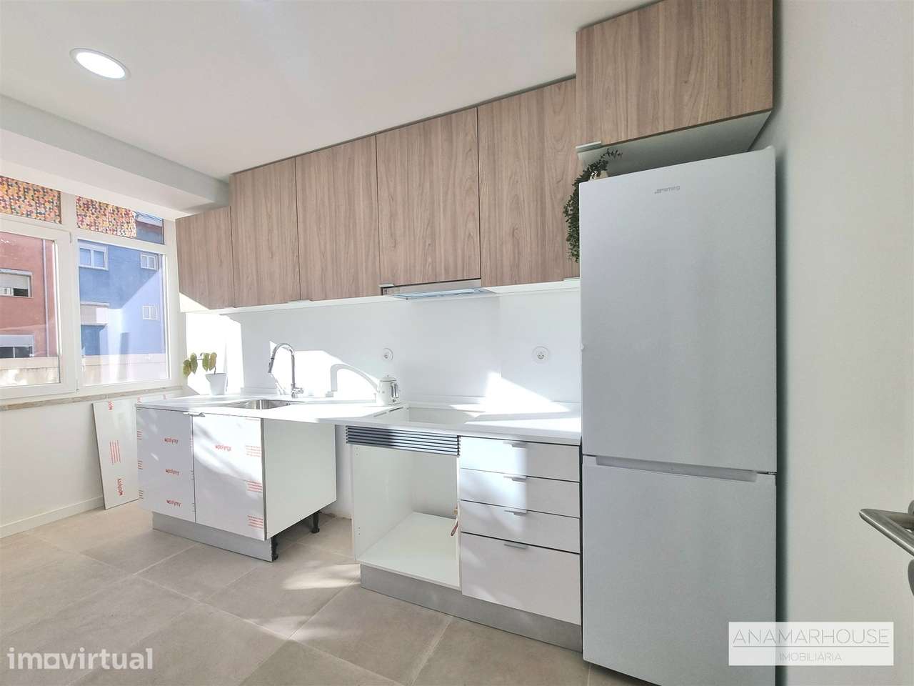 T2 totalmente remodelado com duas varandas num 1 andar, no centro da V - Grande imagem: 2/17