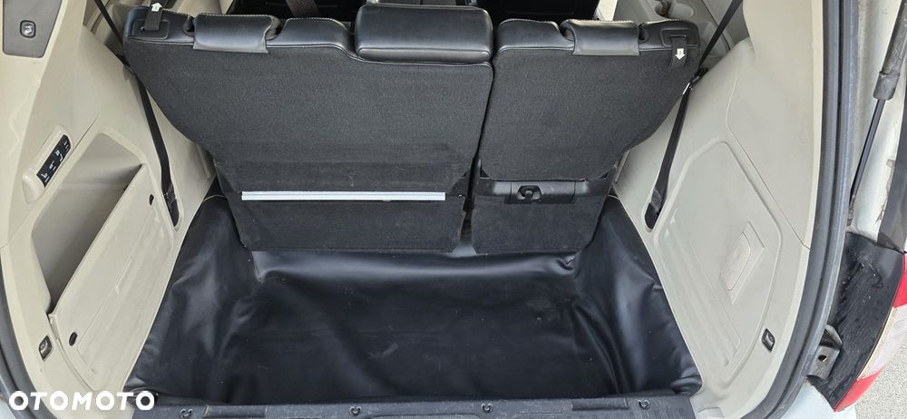 Chrysler Town & Country 3.6 Limited - 11