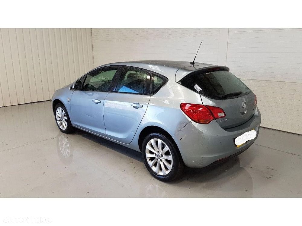 Far stanga Opel Astra J 2012 Hatchback 1.7 CDTI LPV/A17DTJ - 6