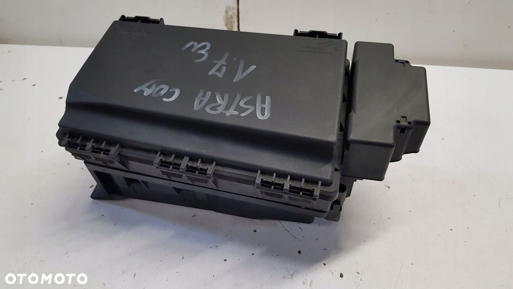 skrzynka bezpieczników Opel Astra H 1.7 cdti 13206754 - 2
