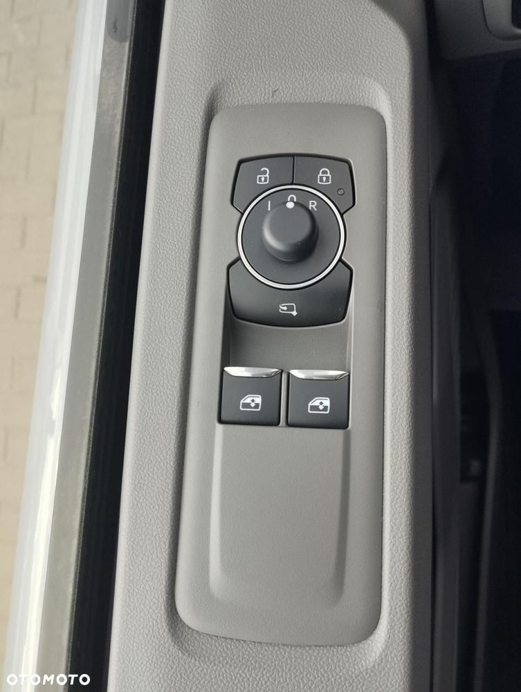 Volkswagen Caravelle - 13