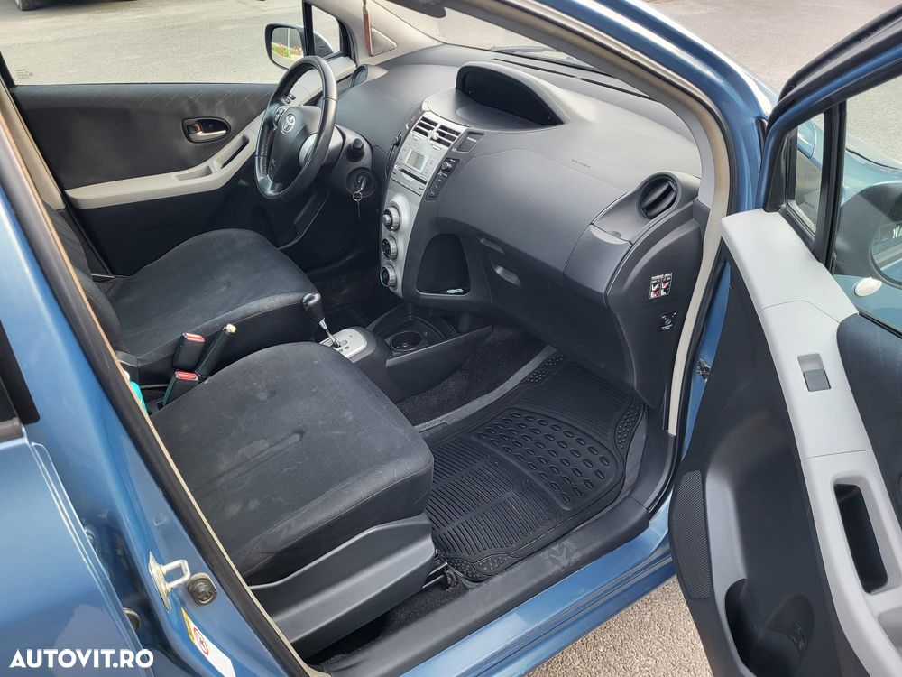 Toyota Yaris 1.3 Aut Luna - 2