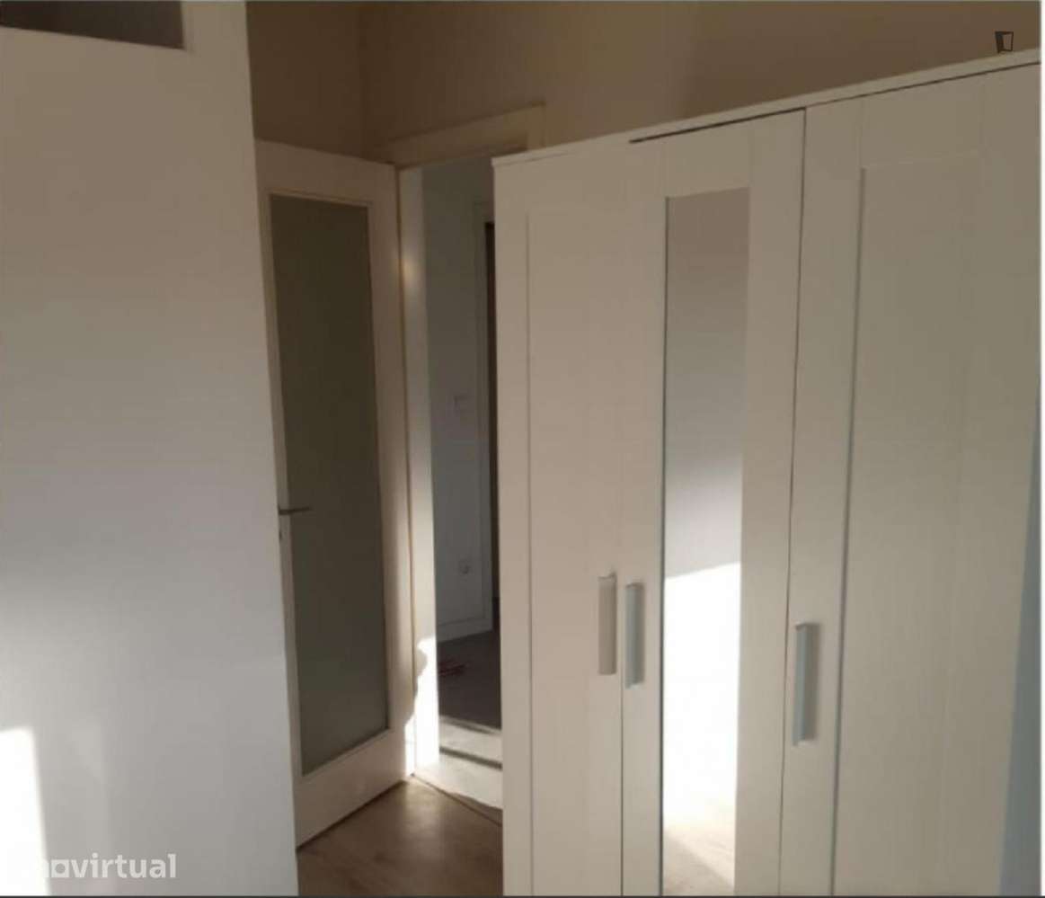 Quarto - localizado em Paranhos Porto - Grande imagem: 5/12