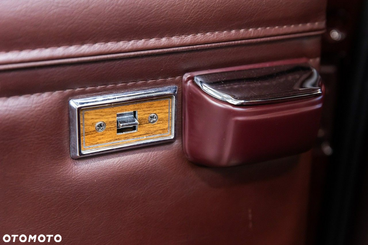 Jeep Wagoneer - 37
