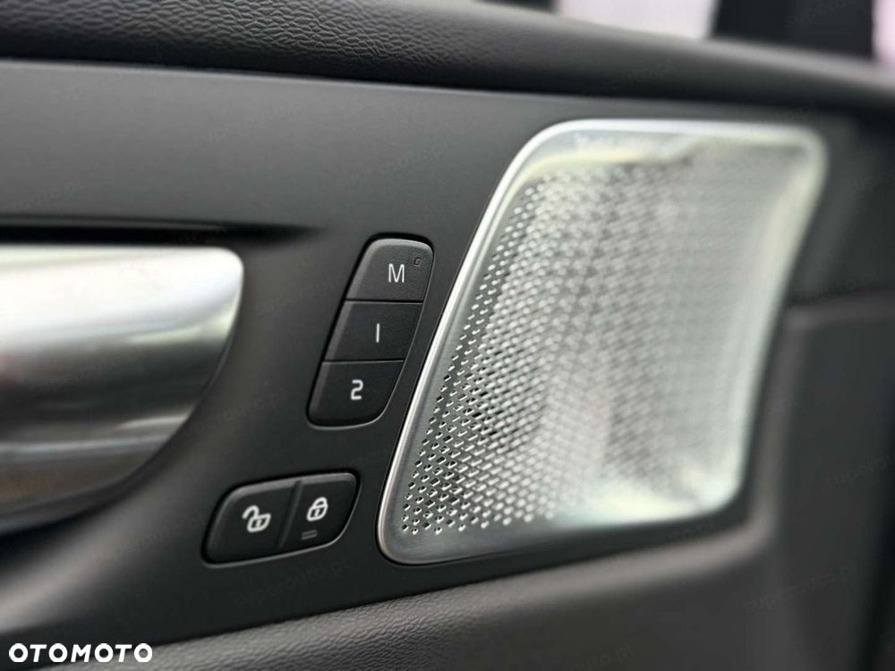 Volvo XC 60 T8 Plug-In Hybrid AWD Ultra Black Edition - 18