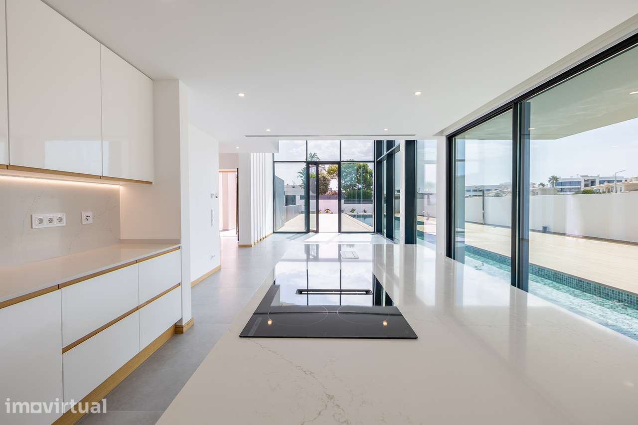 MORADIA NOVA DE LUXO COM PISCINA E GARAGEM À VENDA EM PORTO DE MÓS, LA - Grande imagem: 2/34