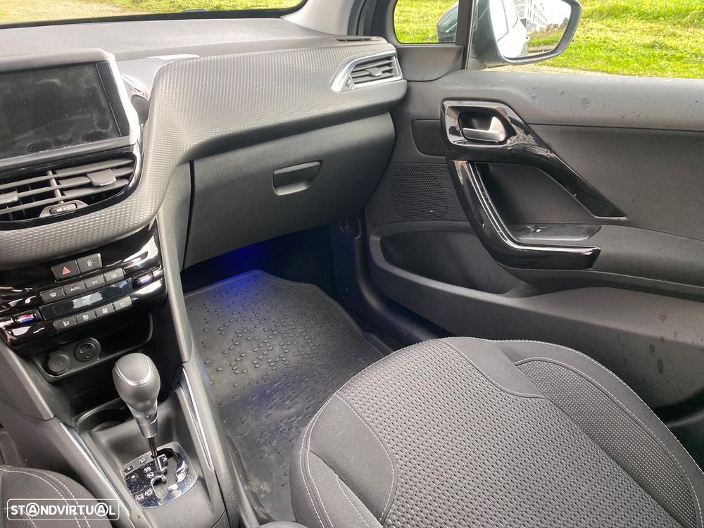 Peugeot 208 1.2 PureTech Allure EAT6 - 11