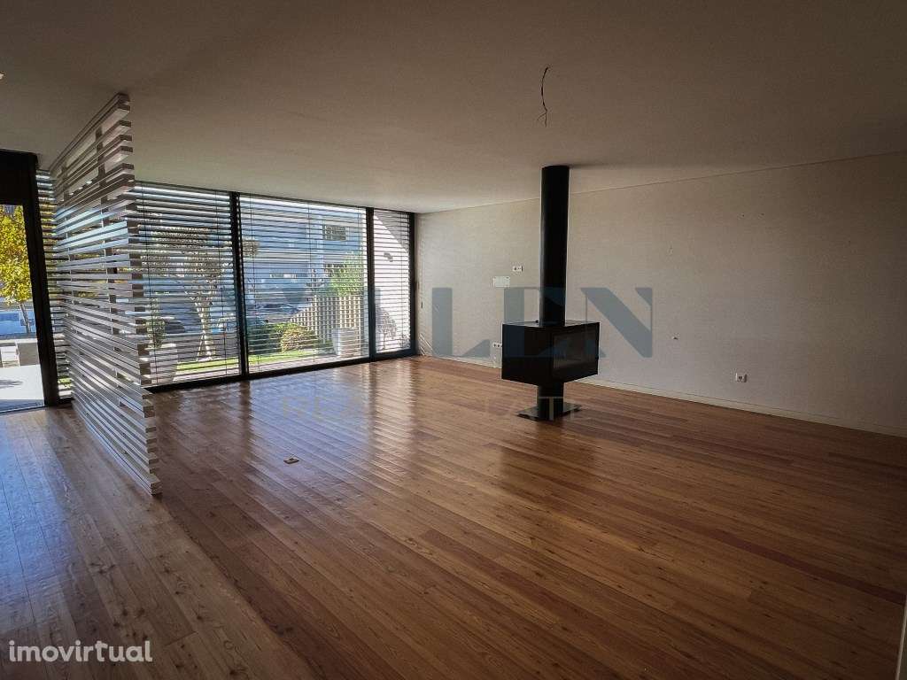 Moradia V4 com suíte, garagem dupla e espaço exterior em Guimarães - Grande imagem: 4/28
