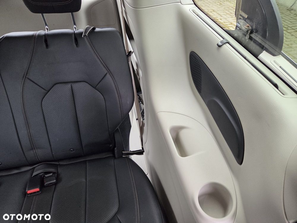 Chrysler Pacifica - 30