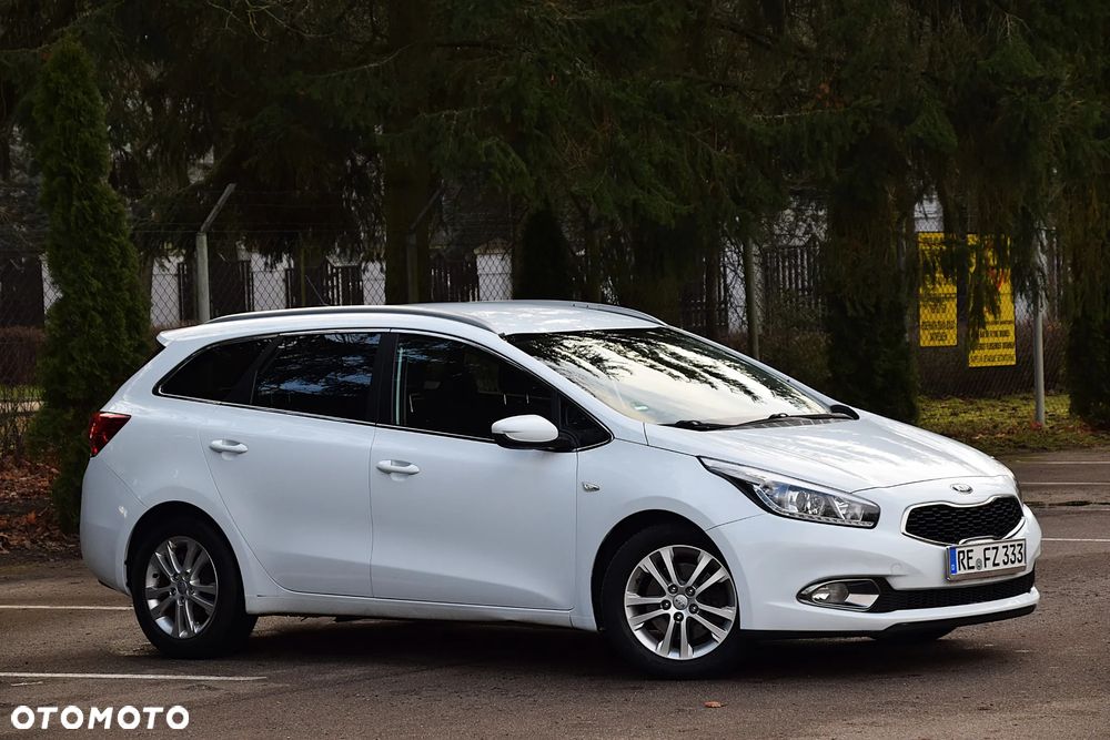 Kia Ceed 1.6 CRDi 128 Fifa World Cup Edition - 3