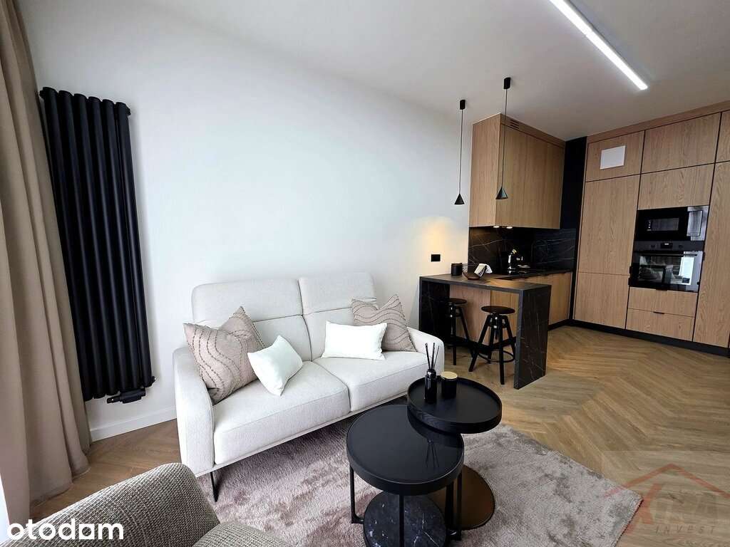 Apartament z balkonem z widokiem na rzekę.