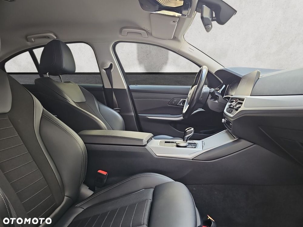 BMW Seria 3 330i xDrive Advantage - 19