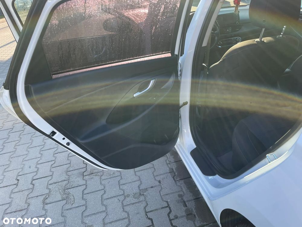 Hyundai i30 1.5 DPI Classic + - 17