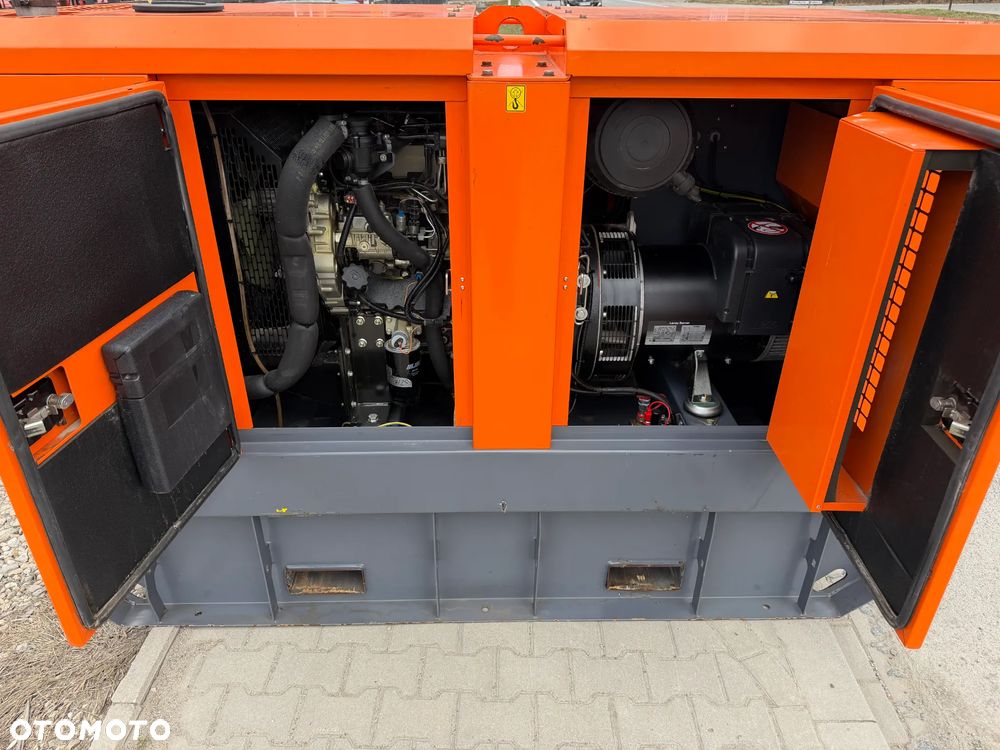 Atlas Copco QAS 60 ST3 Agregat Prądotwórczy Wyciszony GENERATOR 60 KW 2018r. JAK NOWY z Norwegii 5474 mtg Silnik PERKINS 4 cylindry. Prądnica Leroy-Somer. Maszyna działa wzorowo! Nie posiada ani deka zniszczeń! Pochodzi z Upadłośći Norweskiej. Okazja pełny ORYGINAŁ. Maszyna po serwisach w autoryzowanym oddziale. Kolejny serwis dopiero za 2 tysiące mtg. Agregat Gotowy do pracy!! - 12