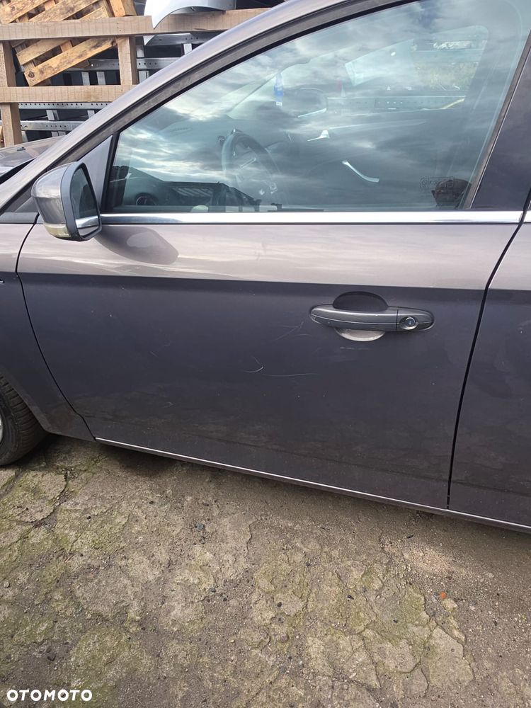 Drzwi  lewy  przód  ford  Mondeo  mk4  lift  w  kolorze LA - 2