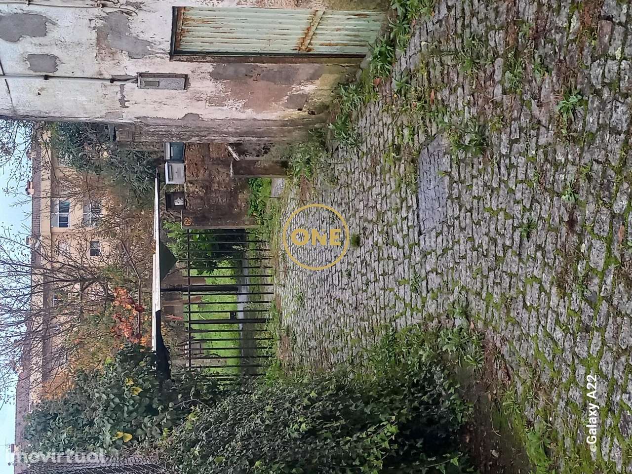 Moradia de 2 pisos para restauro, situada em Delães, com quintal e log - Grande imagem: 2/8